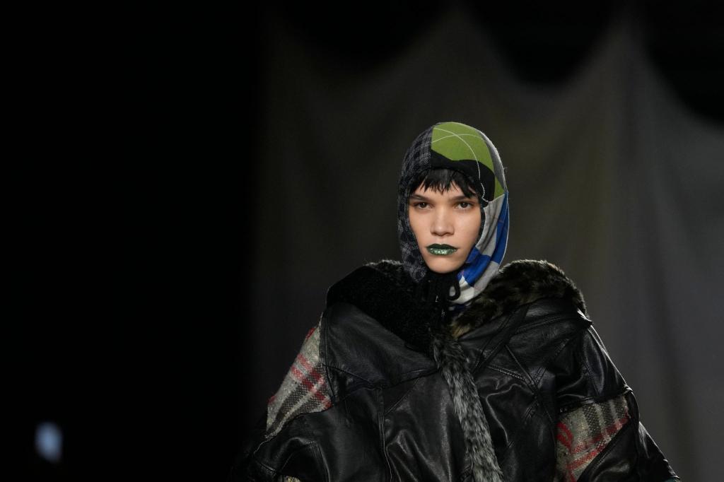 Die letzten Stunden der Mailänder Modewoche: Noch bis morgen laufen in der italienischen Millionenstadt die Models über den Laufsteg. Hier eine Kreation des Modelabels Rave Review. - Foto: Luca Bruno/AP/dpa