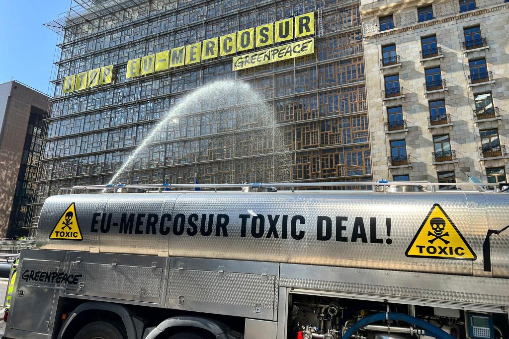 Die Umweltschützer von Greenpeace bringen ihren Unmut über das geplante EU-Mercosur-Abkommen zum Ausdruck. - Foto: Sylvain Plazy/AP/dpa