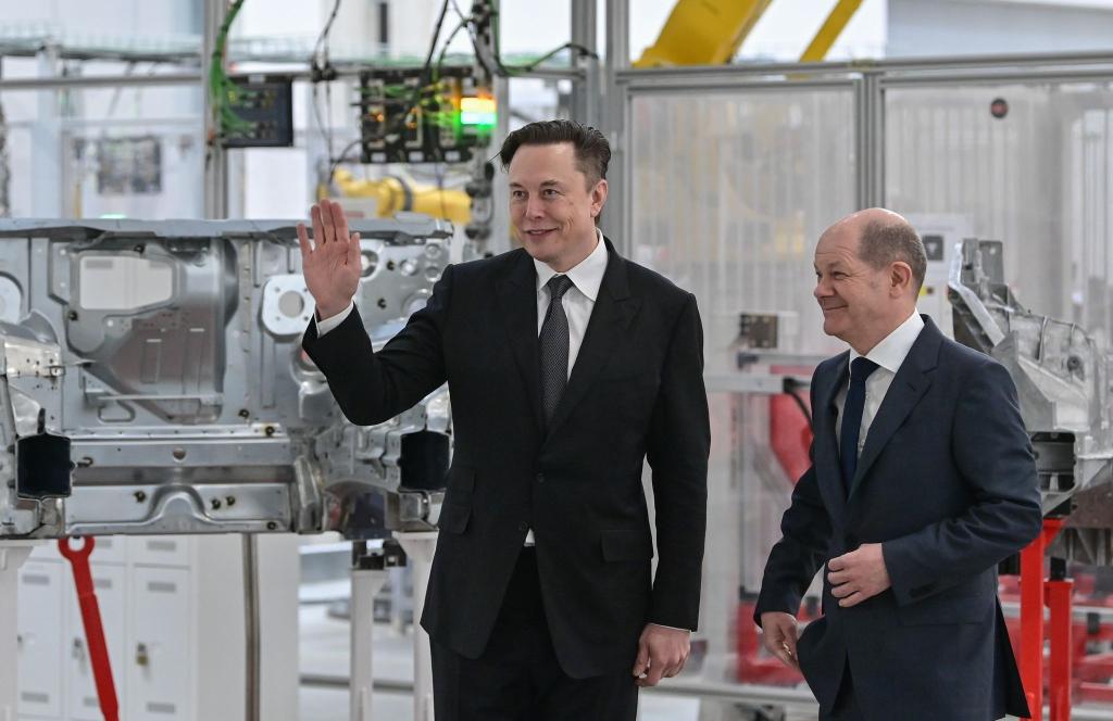 Kanzler Scholz (r) mit Tesla-Chef Elon Musk bei der Eröffnung der Tesla-Fabrik Berlin Brandenburg vor gut einem Jahr. - Foto: Patrick Pleul/dpa/POOL/dpa