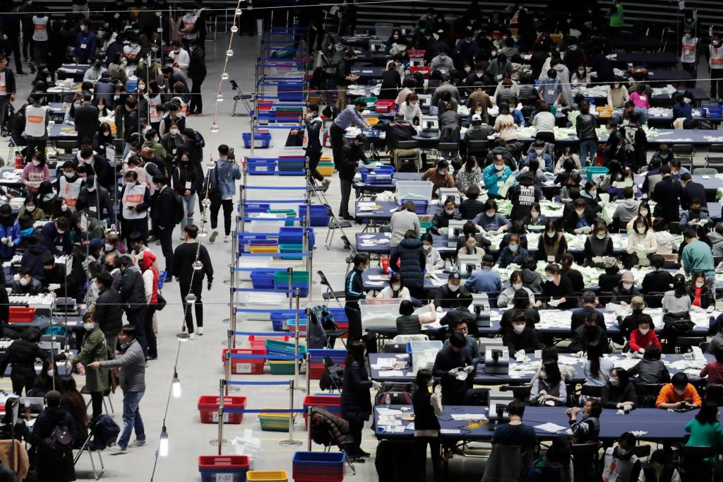 Die heiße Phase des Wahlkampfes beginnt: Mitglieder der Nationalen Wahlkommission zählen die Stimmzettel der Parlamentswahl in Seoul aus. - Foto: Ahn Young-Joon/AP/dpa