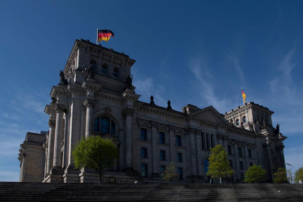 Der Sitz des Bundestages: Das Reichstagsgebäude in Berlin. - Foto: Paul Zinken/dpa