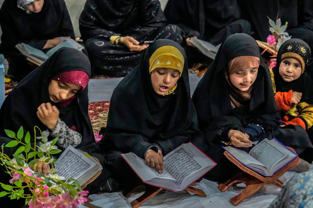 Schiitische muslimische Kinder nehmen während des Fastenmonats Ramadan in Srinagar im indisch kontrollierten Kaschmir am Unterricht zur Rezitation des Heiligen Koran teil. - Foto: Mukhtar Khan/AP/dpa