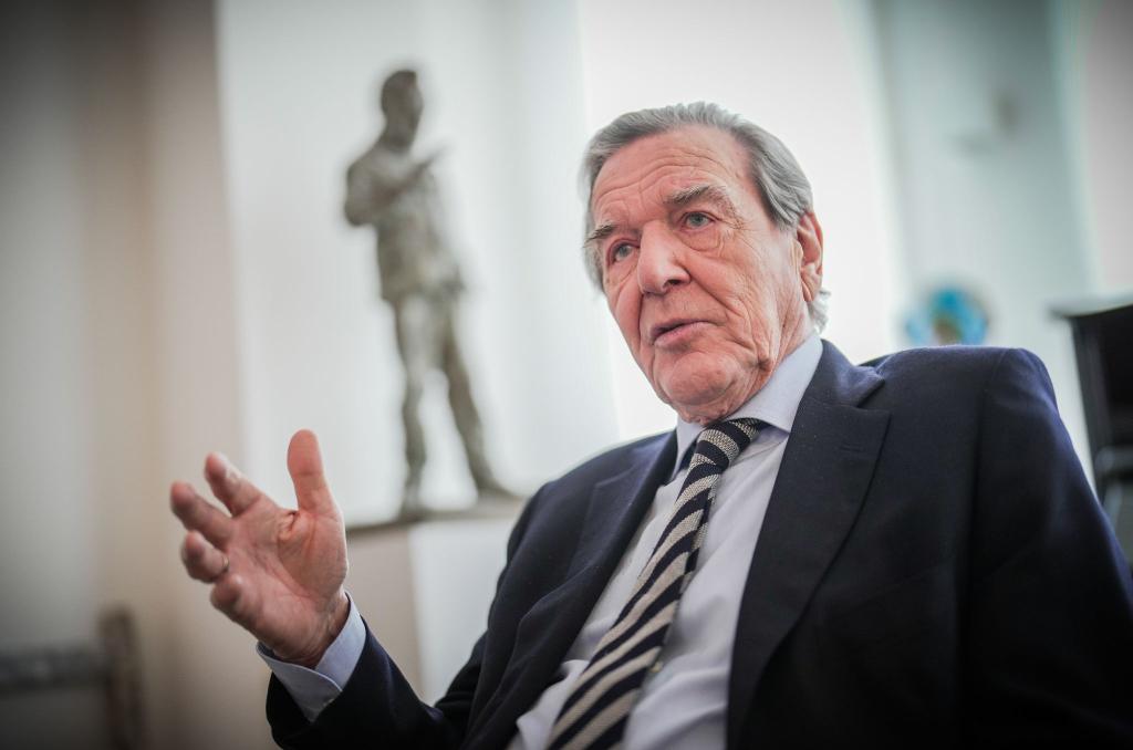 Er werde so lange Sozialdemokrat bleiben, wie man ihn lasse, so Gerhard Schröder. - Foto: Michael Kappeler/dpa
