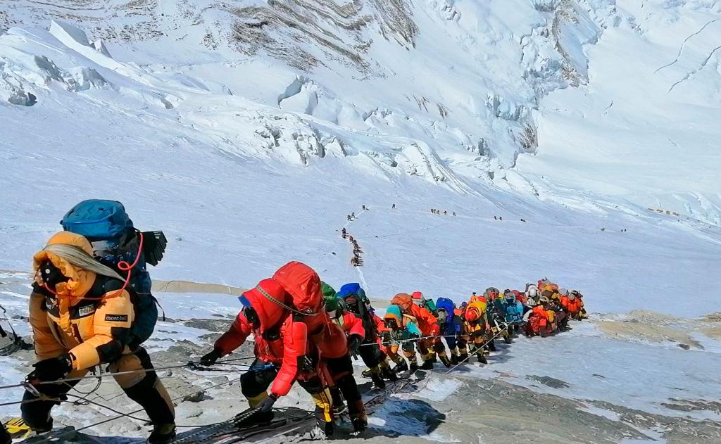 Wer den Mount Everest in Nepal besteigt, ist dort schon lange nicht mehr allein unterwegs. - Foto: Rizza Alee/AP/dpa
