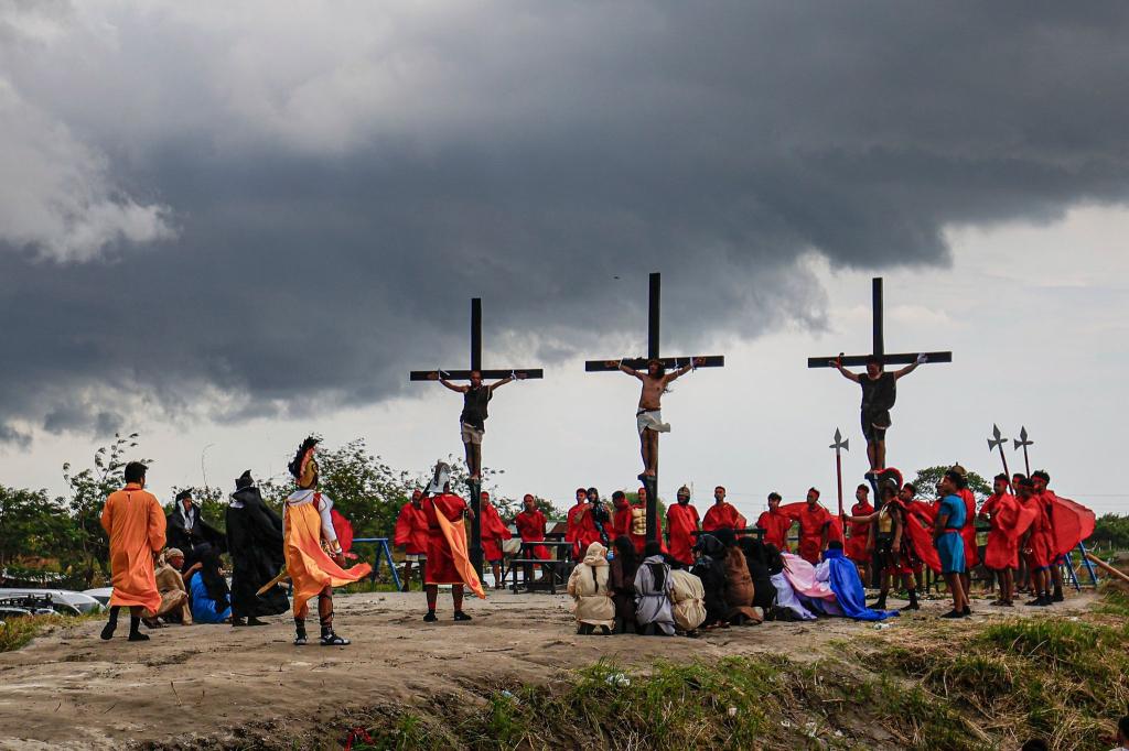 In einem extremen Akt des Glaubens haben sich am Karfreitag auf den Philippinen wieder mehr als ein Dutzend Menschen an Kreuze nageln lassen. - Foto: Gerard V. Carreon/AP/dpa