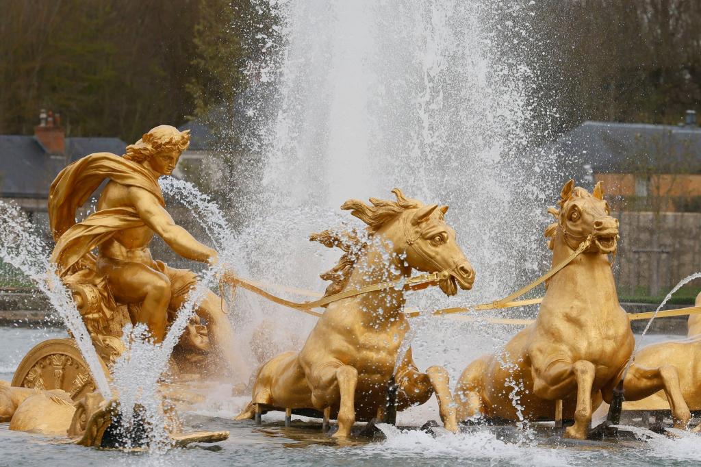 Fontänenspektakel: Der Brunnen des Apollo-Wagens wird nach der Renovierung im Park des Schlosses von Versailles wieder mit Wasser versorgt. - Foto: Thomas Padilla/AP