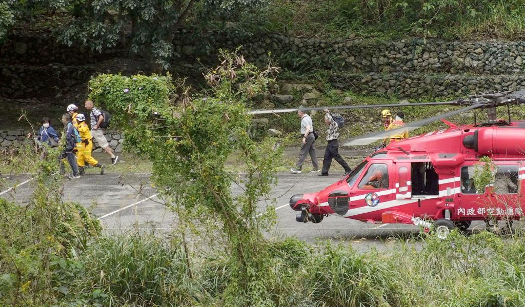 Menschen, die noch nach dem Erdbeben am 3. April im Taroko-Nationalpark festsaßen, konnten gerettet werden und verlassen in Begleitung von Rettungskräften den Hubschrauber. - Foto: -/kyodo/dpa