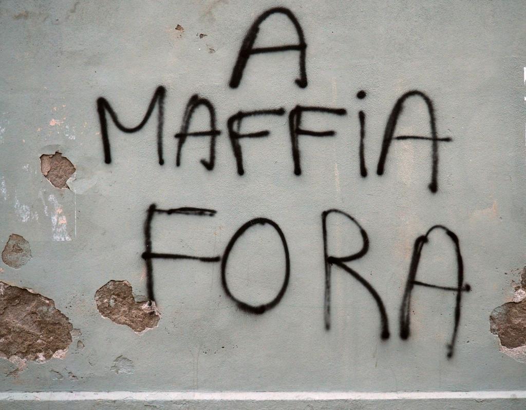 An eine Hausmauer in der korsischen Küstenstadt Bastia steht auf Korsisch geschrieben «Mafia raus». - Foto: Rachel Boßmeyer/dpa