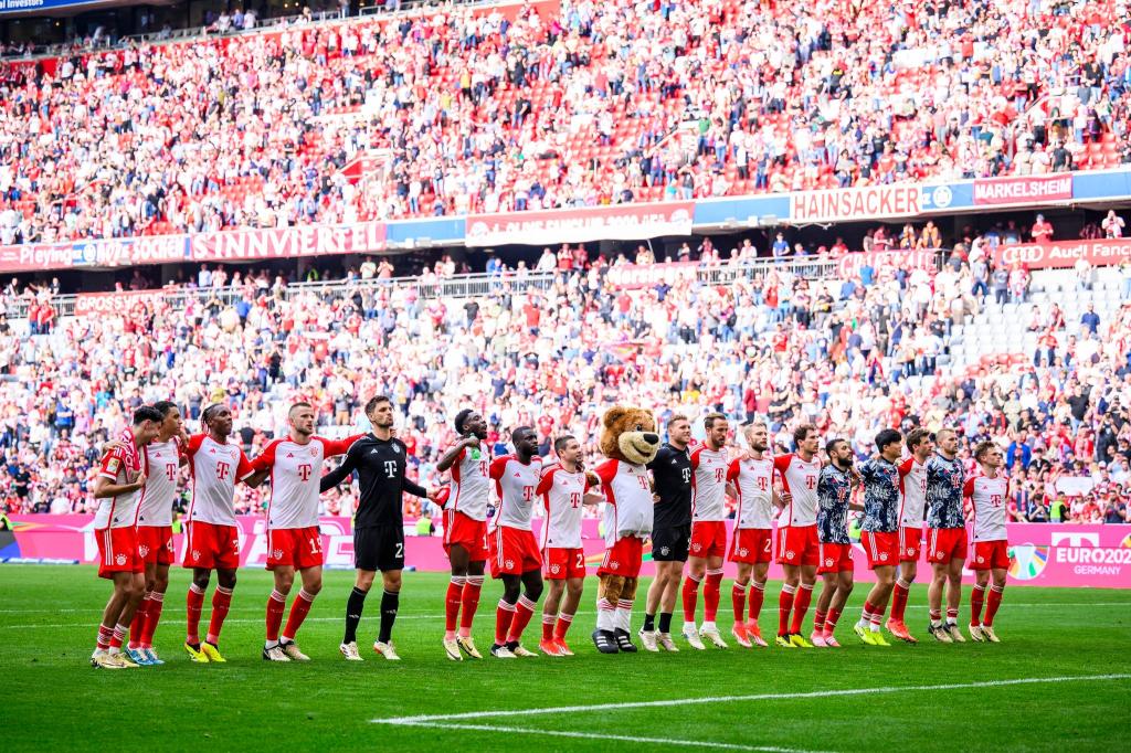 Die Spieler des FC Bayern bedanken sich nach dem Sieg gegen den 1. FC Köln bei den Fans. - Foto: Tom Weller/dpa