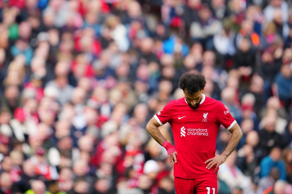 Die Liverpooler um Mohamed Salah kassierten gegen Crystal Palace eine überraschende Heim-Niederlage. - Foto: Jon Super/AP/dpa