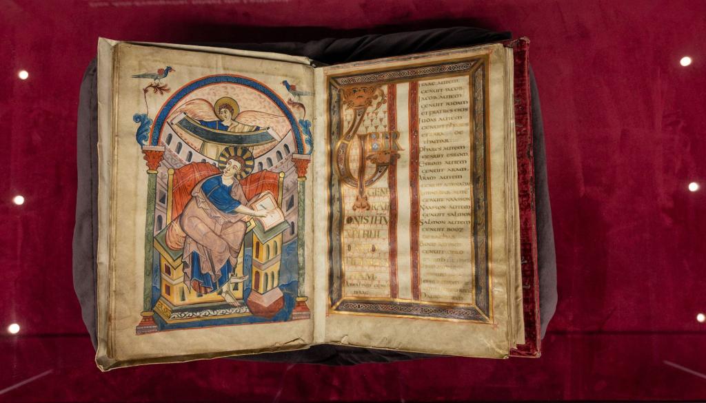 Das Ada-Evangeliar aus der Schatzkammer der Stadtbibliothek Trier. Die kostbaren Bilderhandschriften sind rund 1200 Jahre alt. - Foto: Harald Tittel/dpa