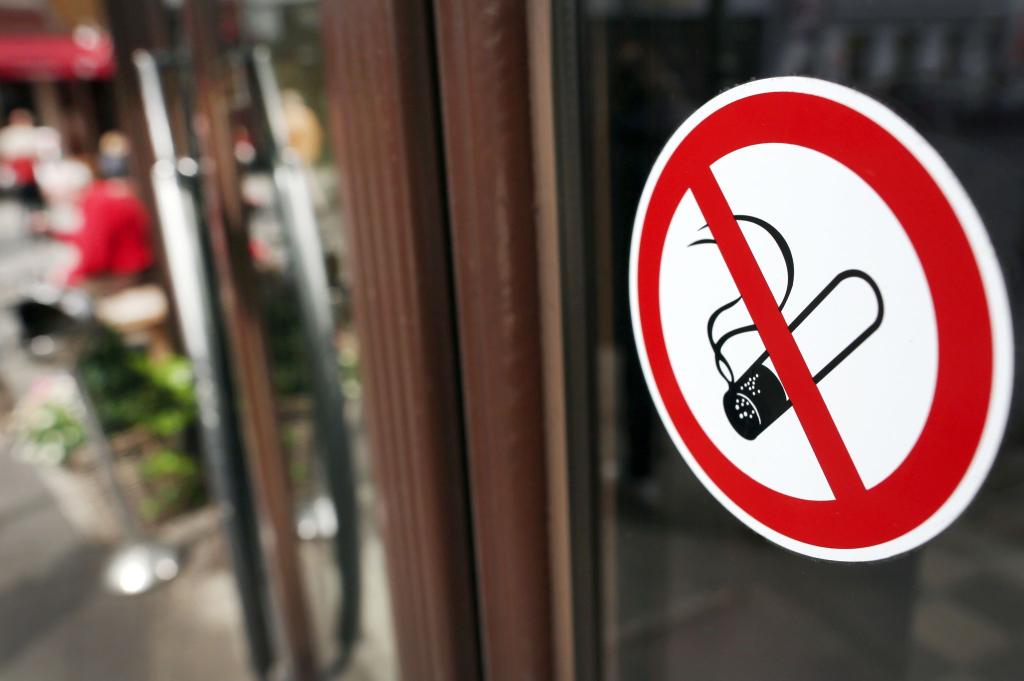 In Großbritannien diskutiert man ein umstrittenes Rauchverbot. Das Vorhaben von Premierminister Sunak führt auch zu innerparteilichen Streitigkeiten. - Foto: Martin Gerten/dpa