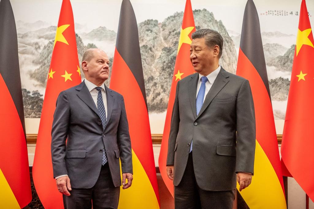 Bundeskanzler Olaf Scholz wird von dem chinesischen Staatspräsidenten Xi Jinping im Staatsgästehaus empfangen. - Foto: Michael Kappeler/dpa
