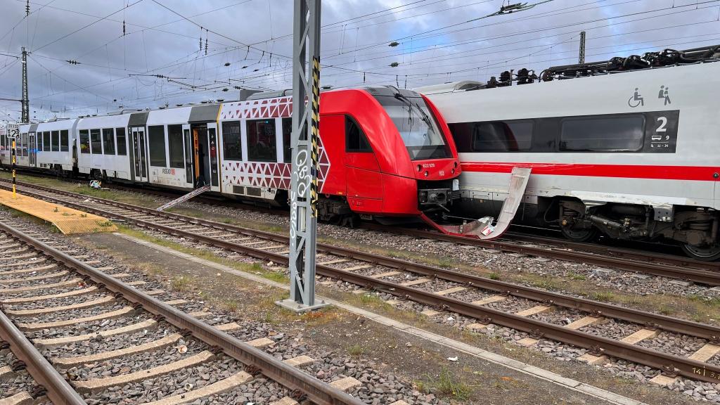 Zwei beschädigte Züge am Hauptbahnhof Worms: Nach ersten Erkenntnissen sind keine Reisenden verletzt worden. - Foto: Feuerwehr Worms/dpa