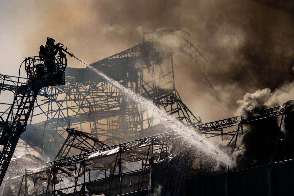 Feuerwehrleute während der Brandbekämpfung. - Foto: Emil Nicolai Helms/Ritzau Scanpix Foto/AP/dpa