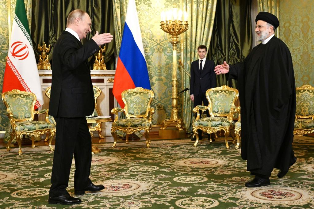 Wladimir Putin begrüßt Ebrahim Raisi (r) während eines Treffens im Kreml im Dezember 2023. - Foto: Pavel Bednyakov/Pool Sputnik Kremlin/AP/dpa