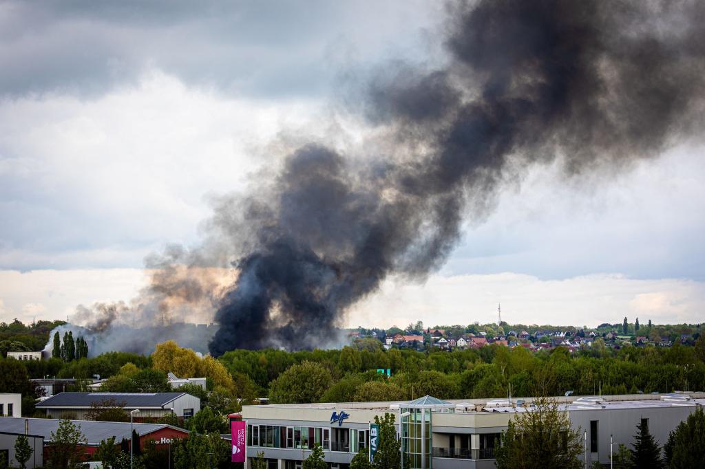 Rauch steigt bei einem Großbrand in einem Braunschweiger Industriegebiet in den Himmel. - Foto: Moritz Frankenberg/dpa