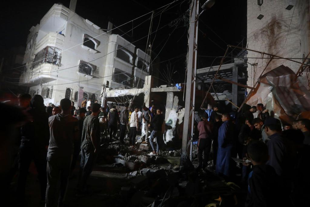 Ein israelischer Luftangriff zerstörte das Gebäude der Familie Abo al Hanood im Geflüchtetenlager Rafah im südlichen Gazastreifen. - Foto: Ismael Abu Dayyah/AP