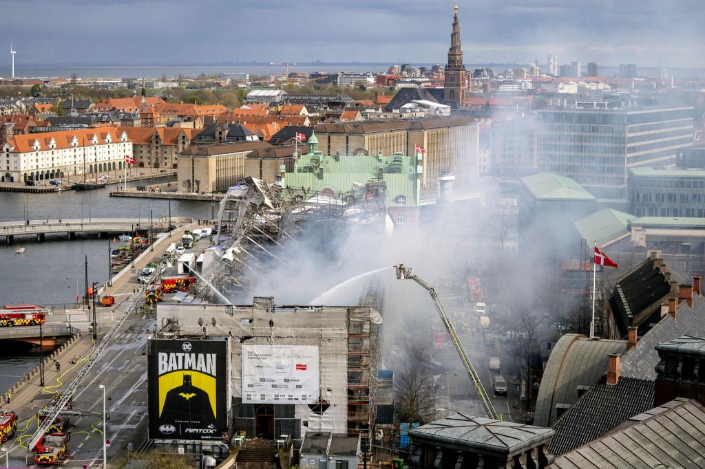 Ein Feuer brach in einem der ältesten Gebäude Kopenhagens aus. - Foto: Ida Marie Odgaard/Ritzau Scanpix Foto/AP