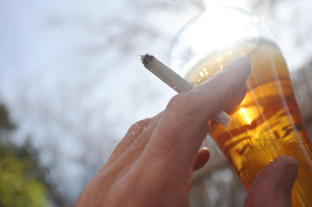 Jeder zweite Bundesbürger stört sich an dem typischen Geruch von Cannabis-Rauch. - Foto: Karl-Josef Hildenbrand/dpa