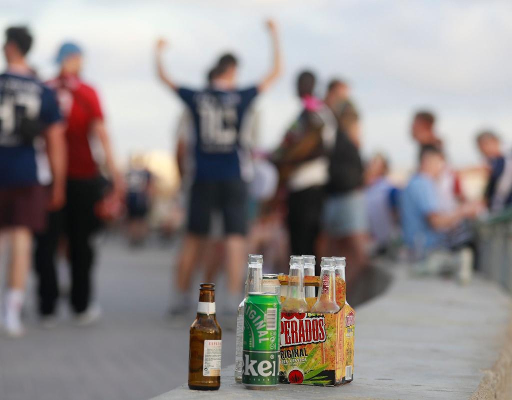 Party auf der Promenade am Strand von Arenal. Mallorca läutet die Partysaison ein. - Foto: Clara Margais/dpa