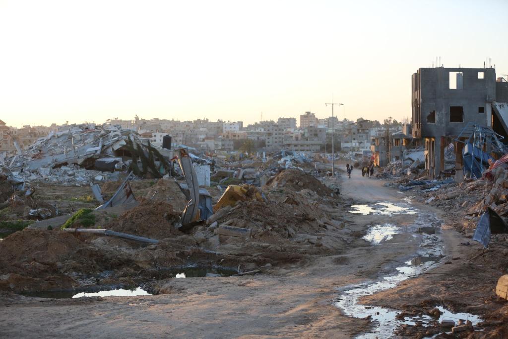 Trümmer und Ruinen auf einer Straße im Zentrum des Gazastreifens. - Foto: XinHua/dpa