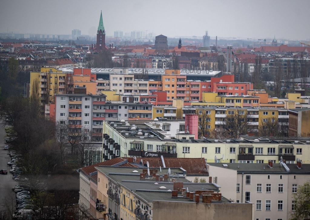 Ein Bündnis fordert eine gerechte Kostenaufteilung bei energetischen Wohnungssanierungen. - Foto: Monika Skolimowska/dpa