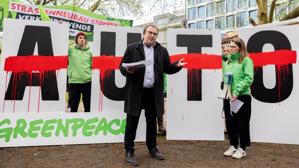 Aktivisten von Greenpeace übergeben eine Petition an den NRW-Verkehrsminister Oliver Krischer (Bündnis 90/Die Grünen). - Foto: Rolf Vennenbernd/dpa