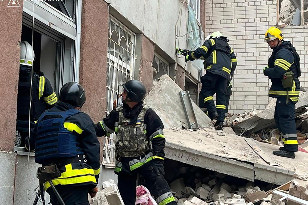 Rettungskräfte an einem zerstörten Gebäude in Tschernihiw. - Foto: Ukrainian Emergency Service/dpa