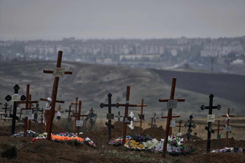 Gräber von gefallenen Soldaten auf einem Friedhof. - Foto: Libkos/AP/dpa