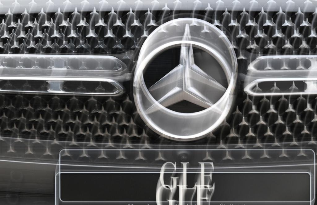 Erst in der vergangenen Woche hatte das KBA einen Mercedes-Rückruf veröffentlicht. - Foto: Bernd Weißbrod/dpa
