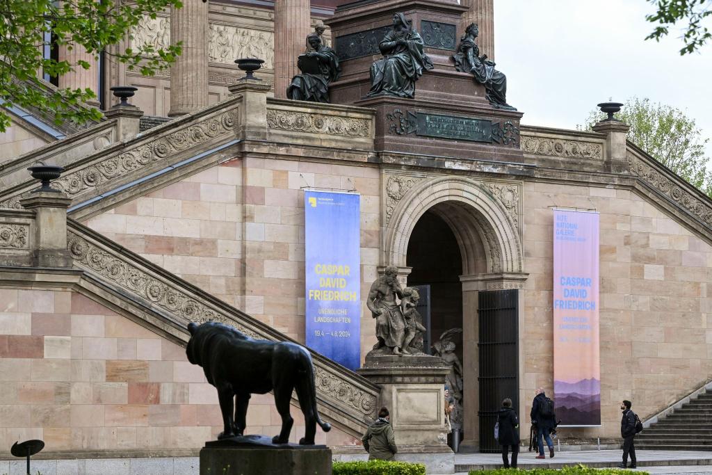 In der Alten Nationalgalerie in Berlin geht es um Caspar David Friedrich und die Natur. - Foto: Jens Kalaene/dpa