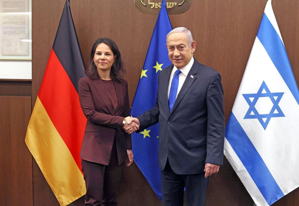 Außenministerin Annalena Baerbock ist angesichts der angespannten Lage erneut zu Israels Premierminister Benjamin Netanjahu gereist. - Foto: Ilia Yefimovich/dpa