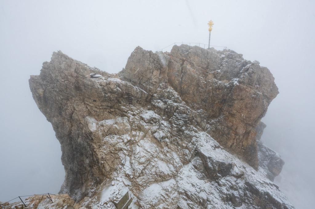 Nebelwolken und Schneetreiben im Juli 2023 auf der Zugspitze (2962 Meter). - Foto: Peter Kneffel/dpa