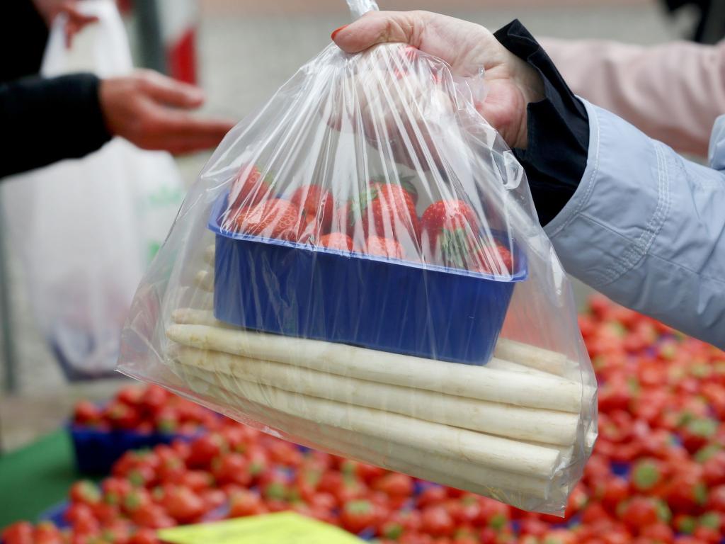 Erdbeeren und Spargel werden gern gemeinsam gekauft. - Foto: Roland Weihrauch/dpa