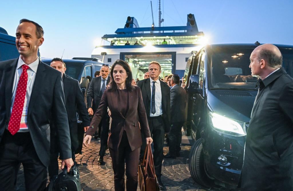 Von Israel nach Italien: Außenministerin Annalena Baerbock (M) kommt auf Capri mit der Fähre zu dem Treffen der G7-Außenminister an. - Foto: Britta Pedersen/dpa
