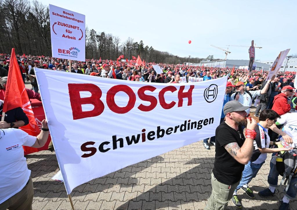 Mitarbeiter demonstrieren für eine Mitbestimmung bei dem von Bosch geplanten Stellenabbau. - Foto: Bernd Weißbrod/dpa
