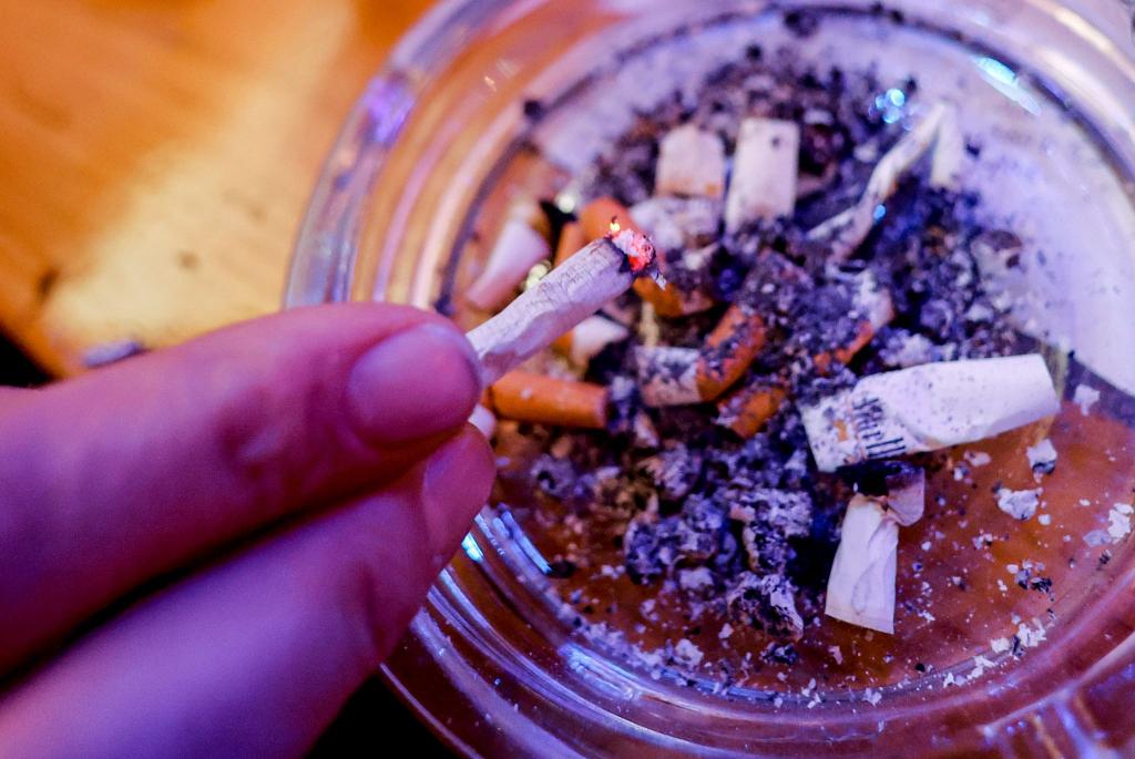 Jedes Jahr sterben in Deutschland rund 127.000 Menschen infolge des Rauchens. - Foto: Axel Heimken/dpa