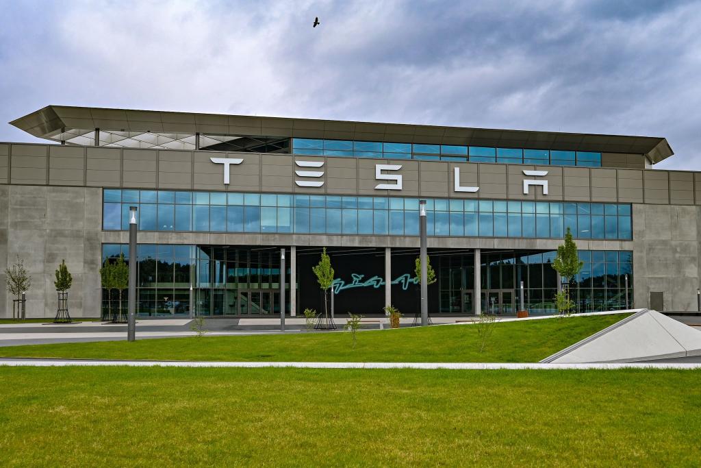 Die Tesla-Autofabrik in Grünheide bei Berlin. - Foto: Patrick Pleul/dpa