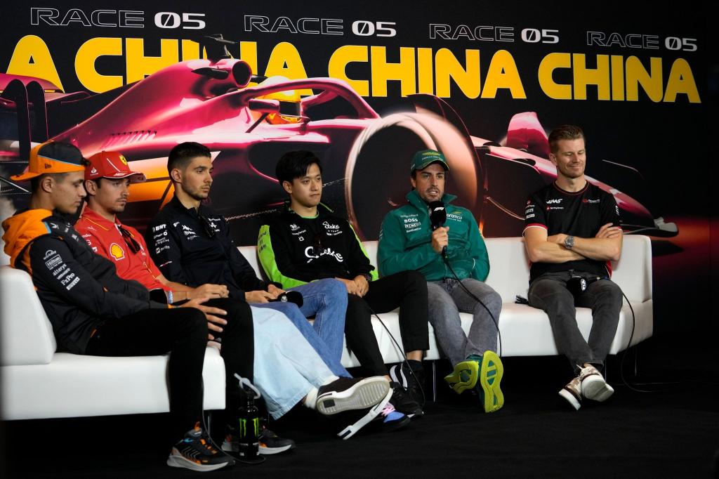 Bereit für den Großen Preis von China: Formel-1-Piloten unter sich. - Foto: Andy Wong/AP