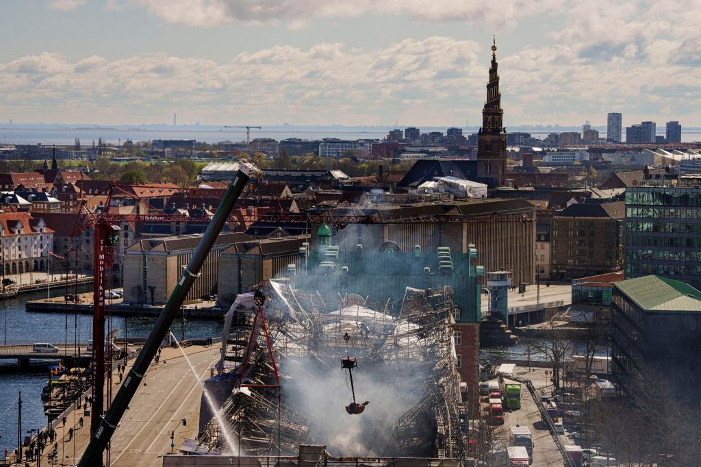 Das zerstörte Gebäude der alten Börse in Kopenhagen. Wieso das Feuer ausbrach, ist immer noch unklar. - Foto: Liselotte Sabroe/Ritzau Scanpix Foto/AP/dpa