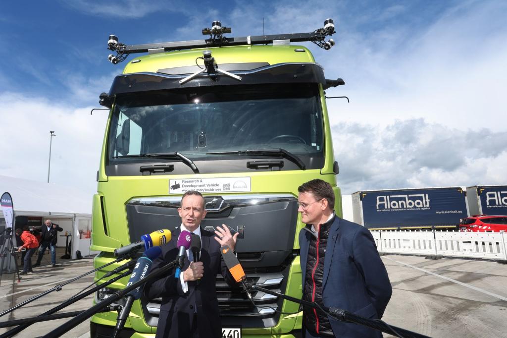 Fuhr bei einem fahrerlosen Lastwagen mit: Bundesverkehrsminister Volker Wissing (l). - Foto: Karl-Josef Hildenbrand/dpa
