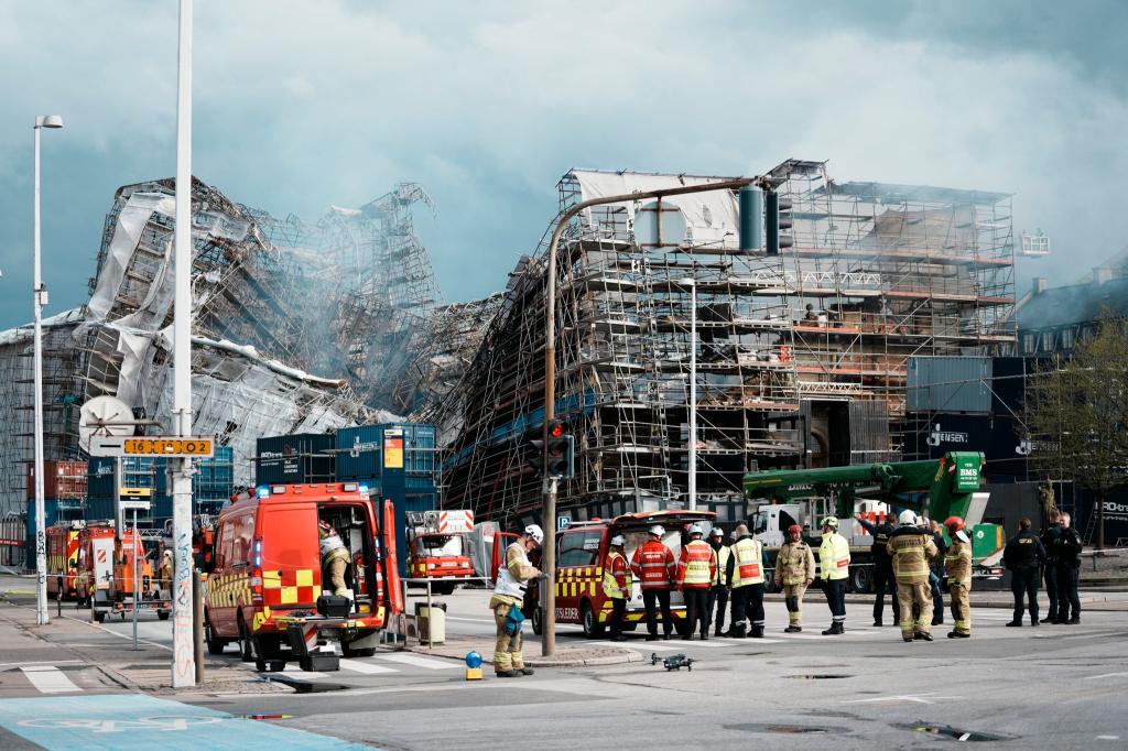Ein Feuer wütete am Dienstag in einem der ältesten Gebäude Kopenhagens, der alten Börse. Trotz Stabilisierung ist die Außenwand nun zusammengebrochen. - Foto: Thomas Traasdahl/Ritzau Scanpix Foto/AP/dpa