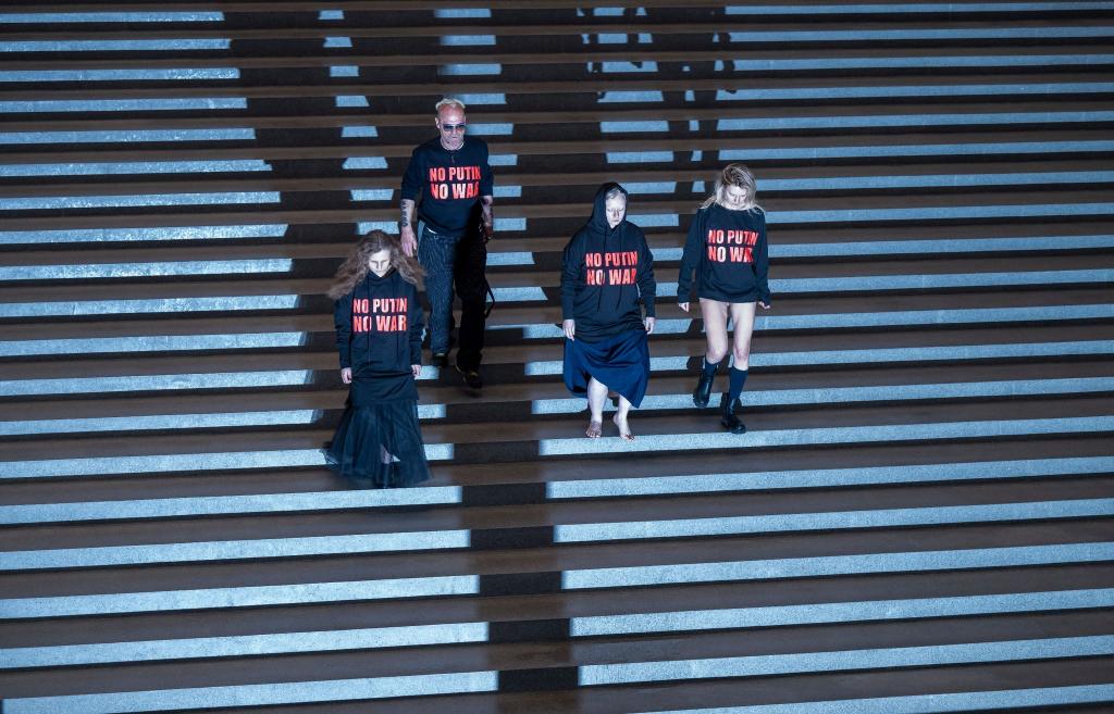 «No Putin No War»: Drei Mitglieder der russischen Band Pussy Riot treten in der Pinakothek der Moderne in München mit einer deutlichen Botschaft auf. Als zweiter von links steht der österreichische Künstler Wolfgang Flatz. - Foto: Peter Kneffel/dpa