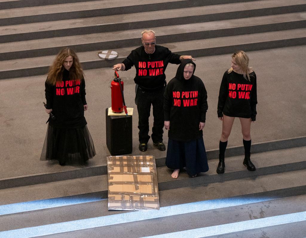 Drei Mitglieder der russischen Band Pussy Riot treten im Rahmen der Flatz-Retrospektive in der Pinakothek der Moderne mit Musik und Aktionen auf. Als zweiter von links steht der österreichische Künstler Wolfgang Flatz. - Foto: Peter Kneffel/dpa