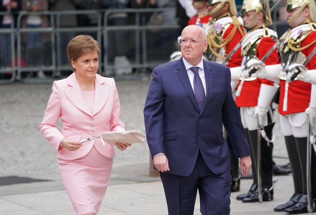 Die ehemalige schottische Premierministerin Nicola Sturgeon (l.) und ihr Ehemann Peter Murrell. - Foto: Kirsty O'connor/PA/dpa