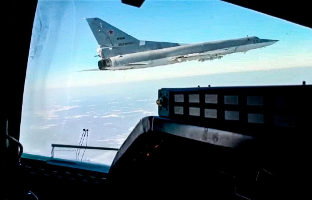Videostandbild eines Überschallbombers vom Typ Tupolew Tu-22M3 der russischen Luftwaffe (Archivbild). Nach Moskauer Angaben stürzte das Flugzeug im südrussischen Gebiet Stawropol bei der Rückkehr von einem Kampfeinsatz ab. - Foto: Uncredited/Russian Defense Ministry Press Service/AP/dpa