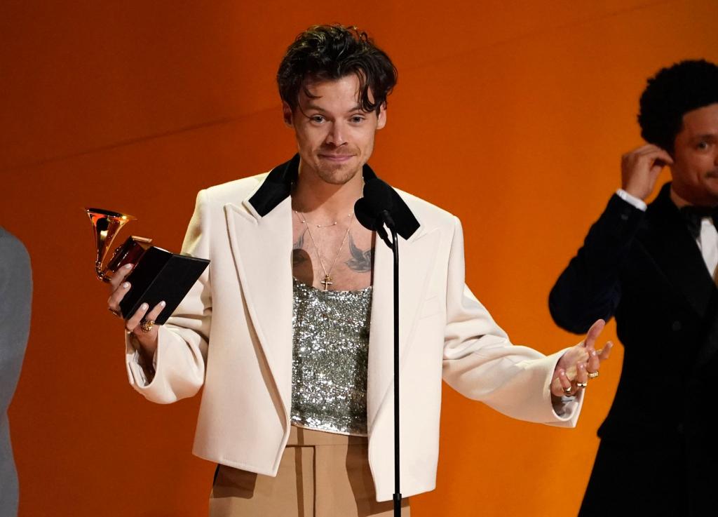 Harry Styles mit dem Preis für das Album des Jahres bei der Grammy-Verleihung 2023. - Foto: Chris Pizzello/Invision/AP/dpa