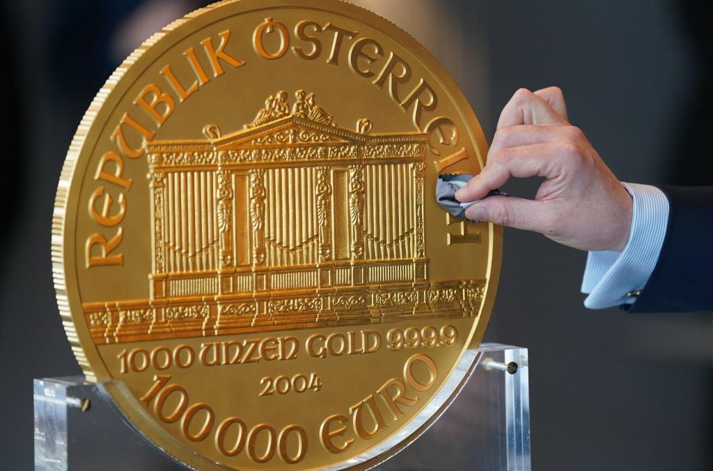 Eine Goldmünze mit einem Materialwert von derzeit 2,2 Millionen Euro ist in Hamburg ausgestellt worden. Die Münze wiegt 31 Kilogramm und misst 37 Zentimeter im Durchmesser, wie der Edelmetallhändler pro aurum mitteilte. Weltweit gibt es den Angaben zufolge lediglich 15 Stück davon.davon. - Foto: Marcus Brandt/dpa