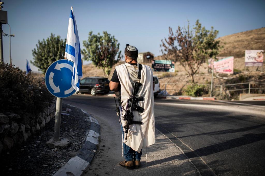 Ein rechtsgerichteter israelischer Siedler trägt eine Waffe nahe der palästinensischen Stadt Nablus im Westjordanland (Archivfoto). Die EU verhängt erstmals Sanktionen wegen der Gewalt radikaler israelischer Siedler. - Foto: Ilia Yefimovich/dpa